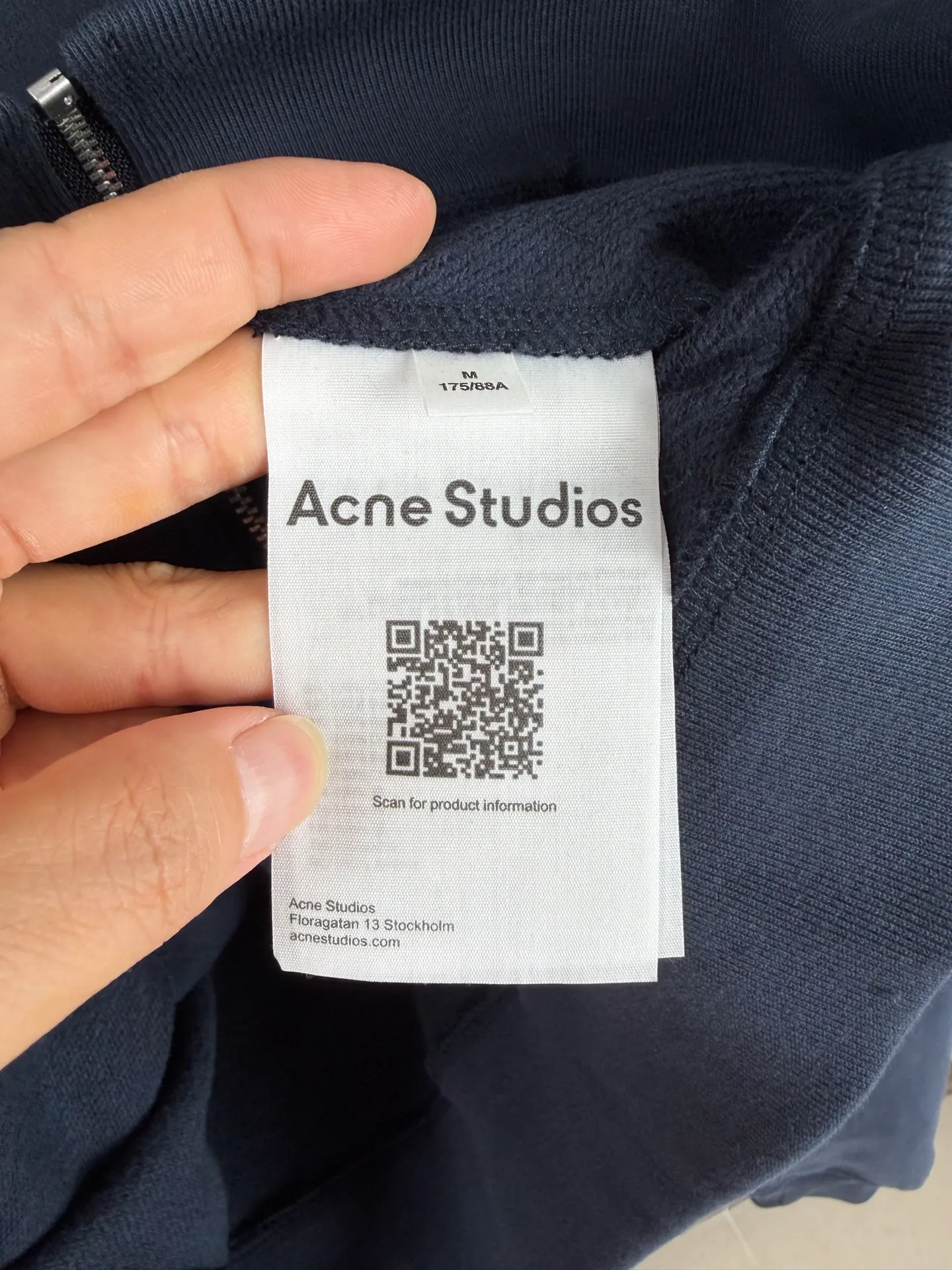 ACNE Studios embroidered logo zipper jacket. Customized cloud velvet double-ply soft cotton. Draped and crisp. The cloud is soft and skin-friendly. It is as quiet and melancholy as the deep sea mist blue. It smudges a collection-level luxury and elegance in silence. The echoing floral embroidery logo on the front and back is embroidered with fine silk thread to create the unique luxury logo totem of Acne Studios. It inherits the minimalist core of Scandinavia and integrates the edge of Retro street trend. The half-zip stand-up collar has a neat and elegant silhouette, redefining the style and aura of light luxury wear. Process 1: Using imported machine embroidery technology, using advanced computer control systems and precision mechanical components to realize the Acne Studios logo work with high precision and smooth and delicate lines. Process 2: The fabrics have been fermented and washed for better hand feel and texture. Not easy to deform, not easy to shrink, not easy to fade, and maintain long-term beauty. Accessories: Customized 1:1 Acne zipper Customized 1:1 Acne trademark Fit: Loose fit Size: S M L XL